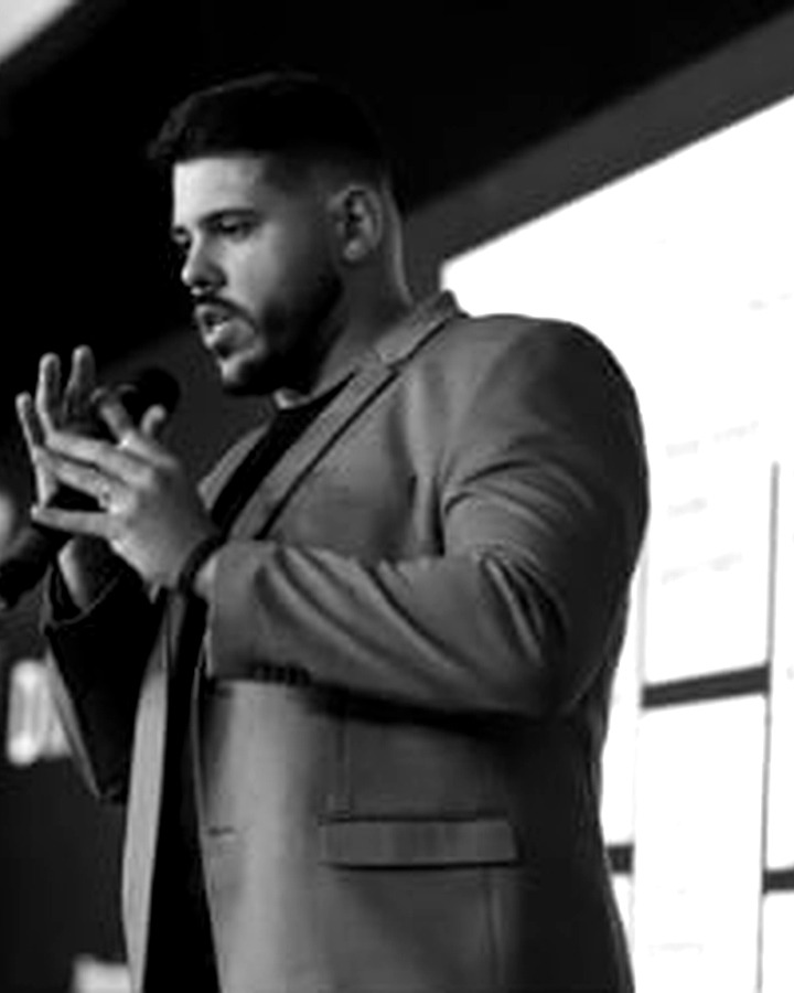 Léo Molina no palco, em palestra